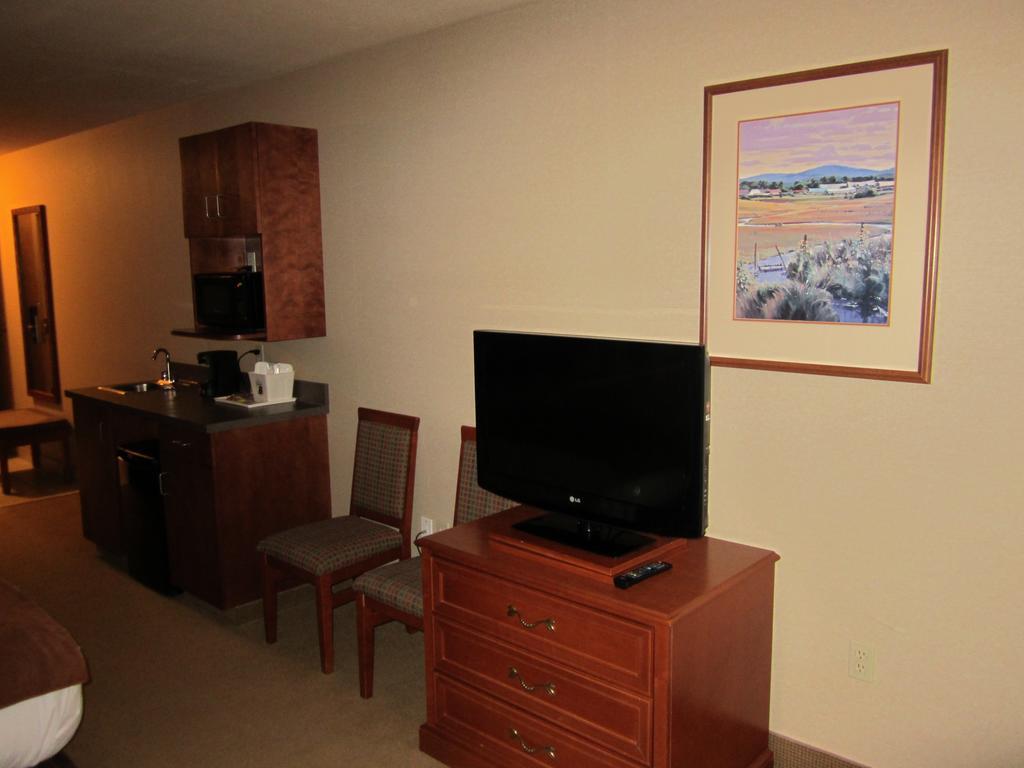Super 8 By Wyndham Fort Nelson Bc Екстер'єр фото