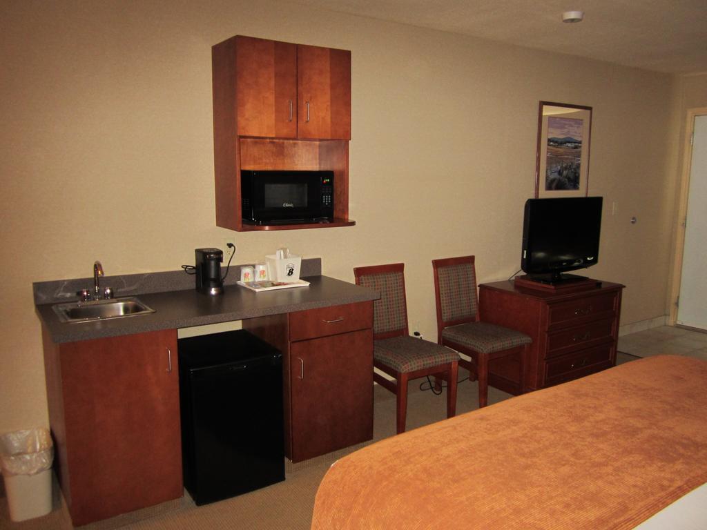 Super 8 By Wyndham Fort Nelson Bc Екстер'єр фото