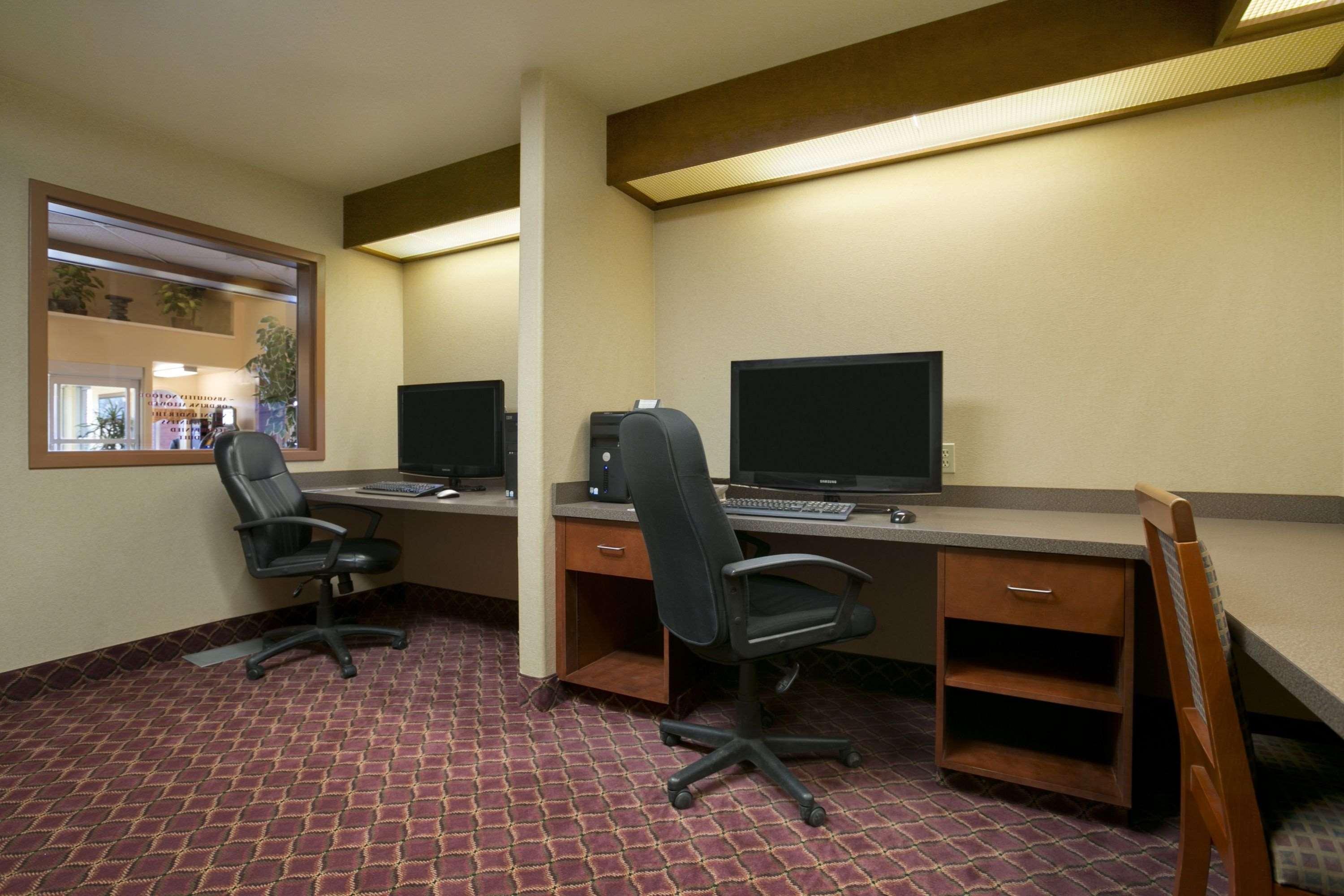 Super 8 By Wyndham Fort Nelson Bc Екстер'єр фото