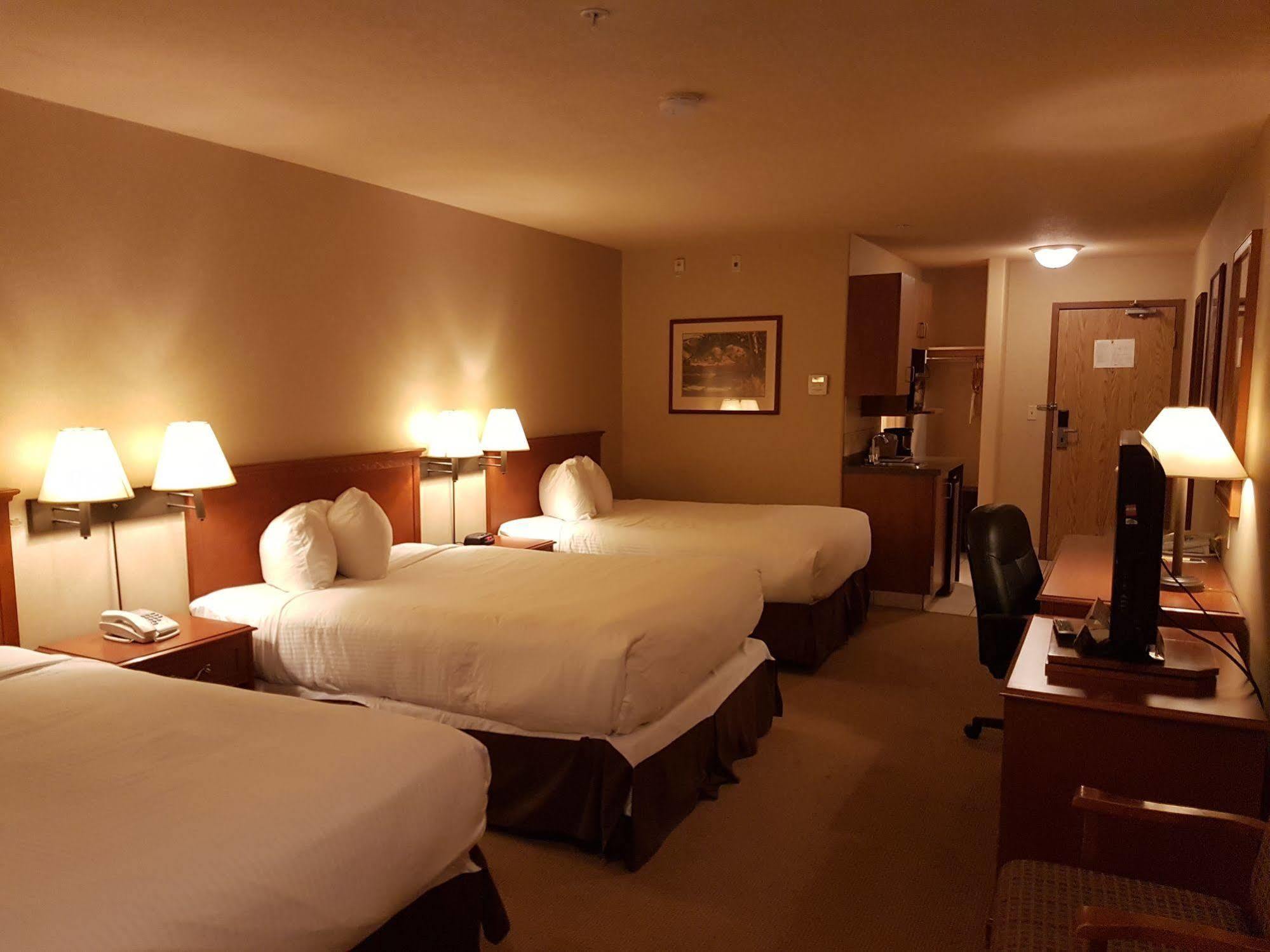Super 8 By Wyndham Fort Nelson Bc Екстер'єр фото