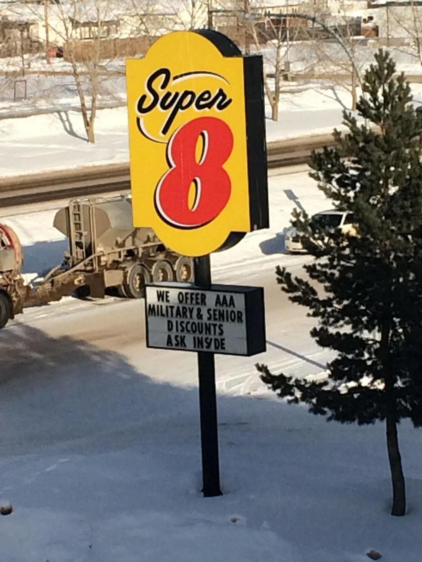 Super 8 By Wyndham Fort Nelson Bc Екстер'єр фото